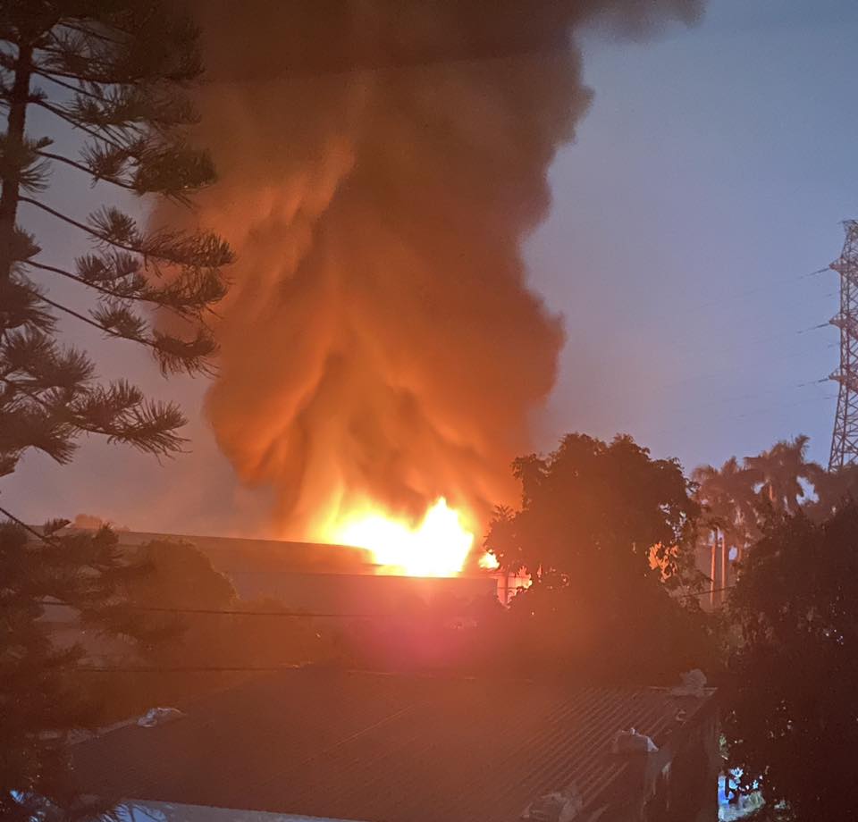 Dam chay bung phat du doi, cot khoi hang chuc met. Ảnh: Nguoi dan cung cap