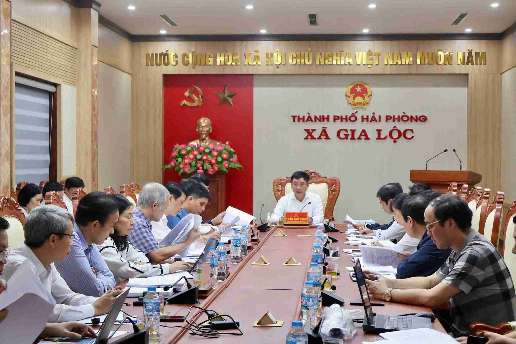 Ong Tran Van Quan lam viec voi lanh dao cac xa va Ban Quan ly Du an dau tu xay dung khu vuc Gia Loc. Anh: Cong TTDT TP Hai Phong