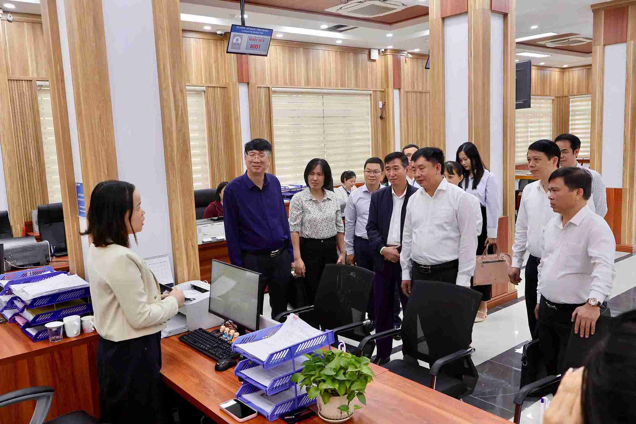 Vice Chairman of the City People's Committee Tran Van Quan inspected the operation of the Gia Loc Commune Public Administration Service Center. Photo: Hai Phong City Portal