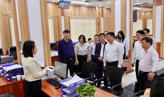 Phó Chủ tịch UBND thành phố Trần Văn Quân kiểm tra hoạt động Trung tâm Phục vụ hành chính công xã Gia Lộc. Ảnh: Cổng TTĐT TP Hải Phòng