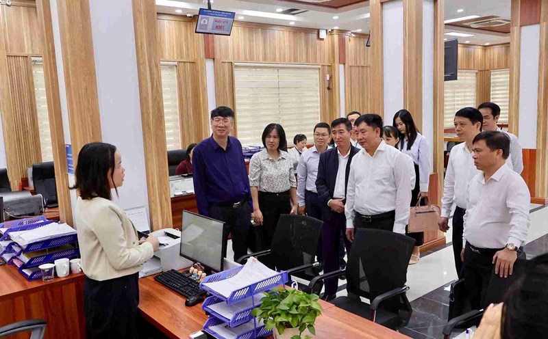 Vice Chairman of the City People's Committee Tran Van Quan inspected the operation of the Gia Loc Commune Public Administration Service Center. Photo: Hai Phong City Portal