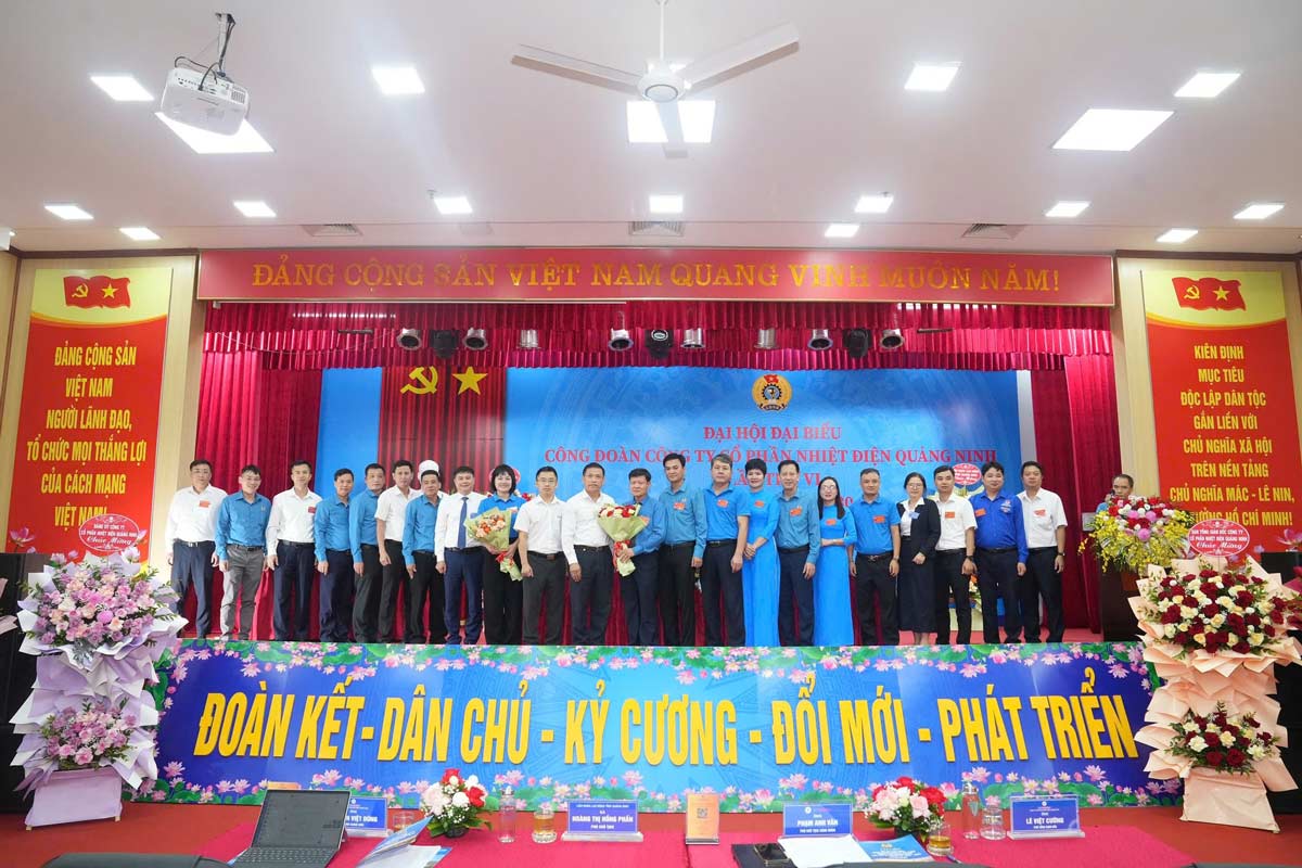 クアンニン火力株式会社労働組合の第6回執行委員会が大会を発足させた。写真：クアンニン火力発電会社労働組合