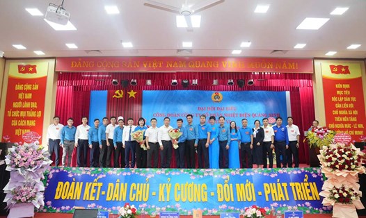 Ban Chấp hành Công đoàn Công ty CP Nhiệt điện Quảng Ninh lần thứ VI ra mắt Đại hội. Ảnh: Công đoàn Công ty Nhiệt điện Quảng Ninh
