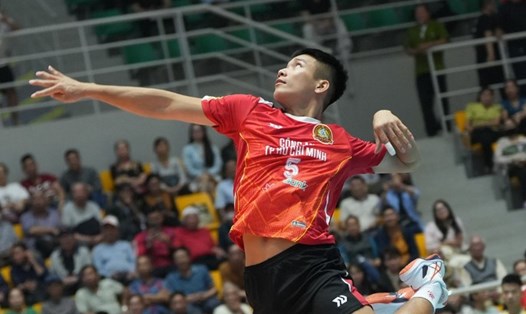 Nguyễn Văn Quốc Duy đã giúp đội bóng chuyền nam Vĩnh Long vào bán kết giải năm nay. Ảnh: VFV