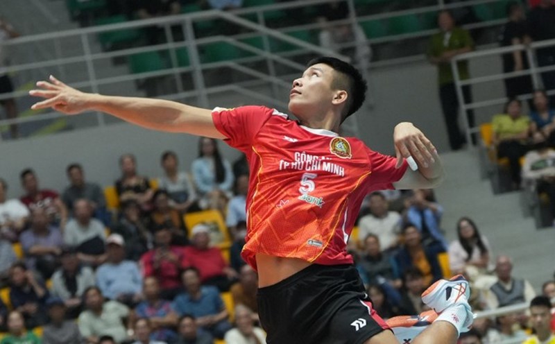 Nguyen Van Quoc Duy helped the Vinh Long men's volleyball team enter the semi-finals of this year's tournament. Photo: VFV