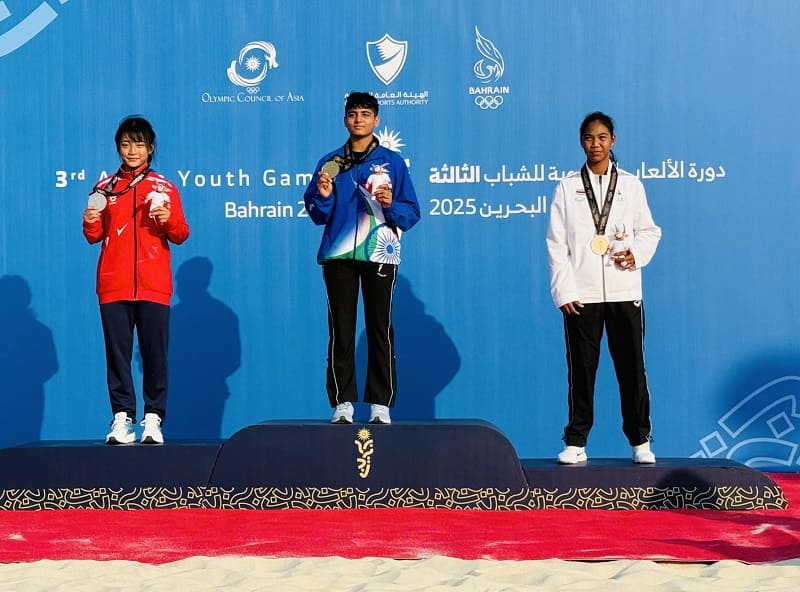 타오톰 선수(빨간색 셔츠)가 2025년 아시아 청소년 체육 대회에서 베트남에 은메달을 안겨주었습니다. 사진: 쭝탄