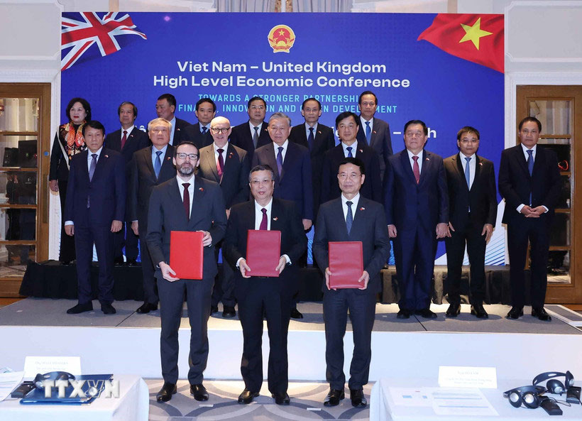 General Secretary To Lam witnessed the Award Ceremony of Cooperation Agreement between Vietnamese and British enterprises. Photo: VNA