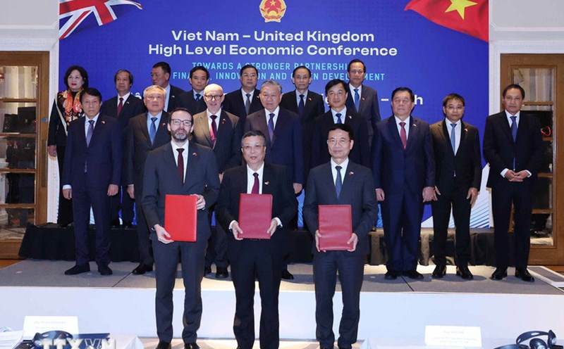 General Secretary To Lam witnessed the Award Ceremony of Cooperation Agreement between Vietnamese and British enterprises. Photo: VNA