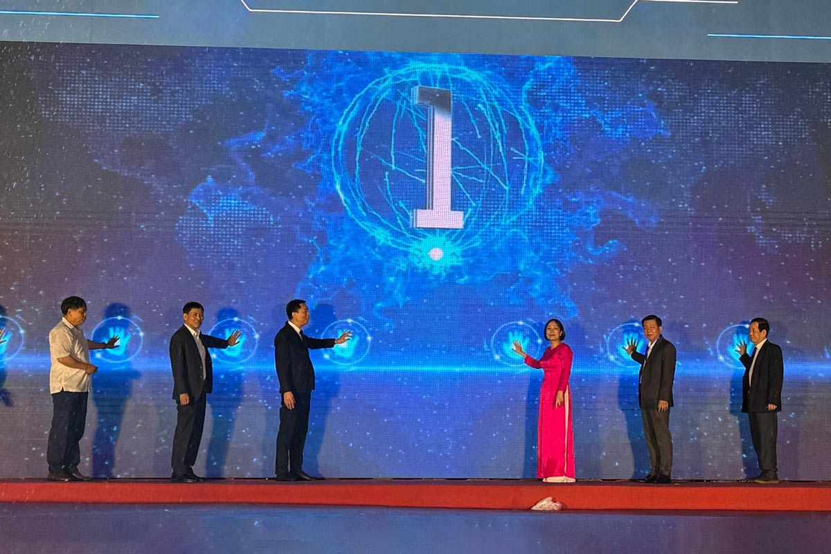 Cac dai bieu thuc hien nghi thuc khai mac Lien hoan Am thuc Quang Ninh 2025. Anh: Nguyen Trang