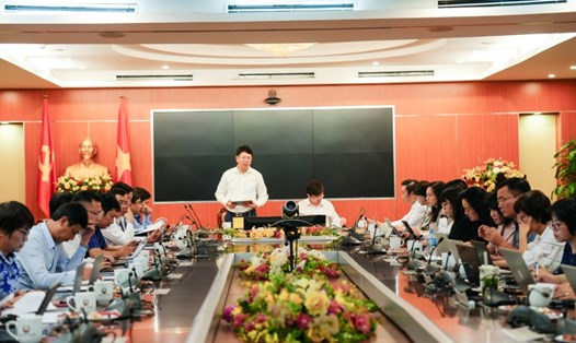 Đoàn công tác liên ngành về cắt giảm, đơn giản hóa thủ tục hành chính dựa trên dữ liệu làm việc với Bộ Khoa học và Công nghệ. Ảnh: Bộ Tư pháp