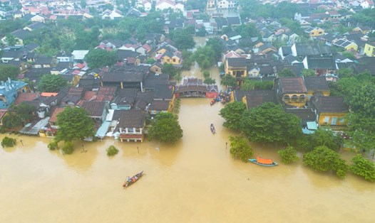 Đà Nẵng đã có 8 người chết, 4 người mất tích, hơn 15.000 người dân phải sơ tán khẩn cấp trong trận lũ vừa qua. Ảnh: Viết Niệm