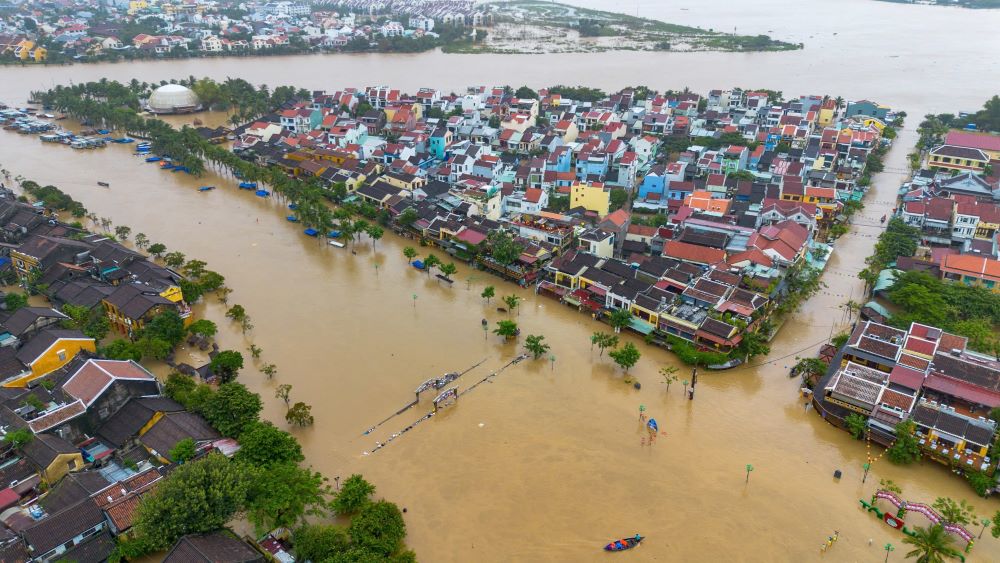 Khu do thi co Hoi An chim trong bien nuoc, hang nghin ho dan phai so tan. Anh: Viet Niem