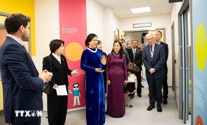 Ms. Ngo Phuong Ly, wife of General Secretary To Lam, visited Evelina Children's Hospital London (UK). Photo: VNA