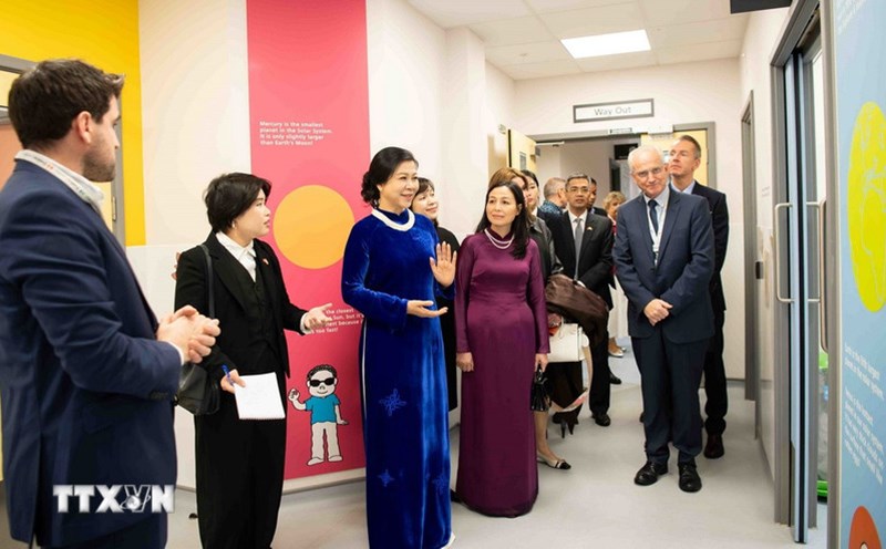 Ms. Ngo Phuong Ly, wife of General Secretary To Lam, visited Evelina Children's Hospital London (UK). Photo: VNA