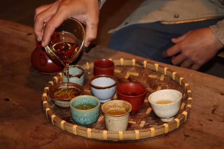 Chen tra thu cong giua suong nui Ta Xua - noi huong tra quyen cung hoi khoi bep. (Anh: Thuy Trang) 