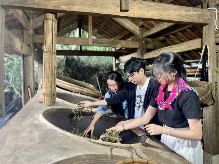 Cac ban tre thich thu trong buoi Workshop trai nghiem sao tra tai Tiem tra “Kien nong dan” (Anh: Thuy Trang) 