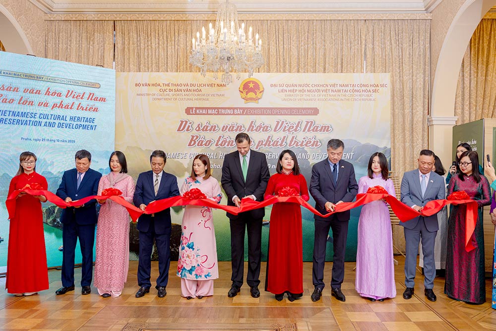 Khai mac trung bay “Di san van hoa Viet Nam- Bao ton va phat trien” tai Praha, Cong hoa Sec. Anh: Cuc Di san van hoa