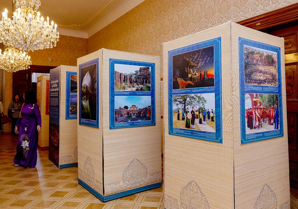 Su kien do Cuc Di san van hoa chu tri, phoi hop voi Cuc Hop tac quoc te, Bao tang Lich su quoc gia, Bao tang My thuat va Dai su quan Viet Nam tai Cong hoa Sec thuc hien. Anh: Cuc Di san van hoa