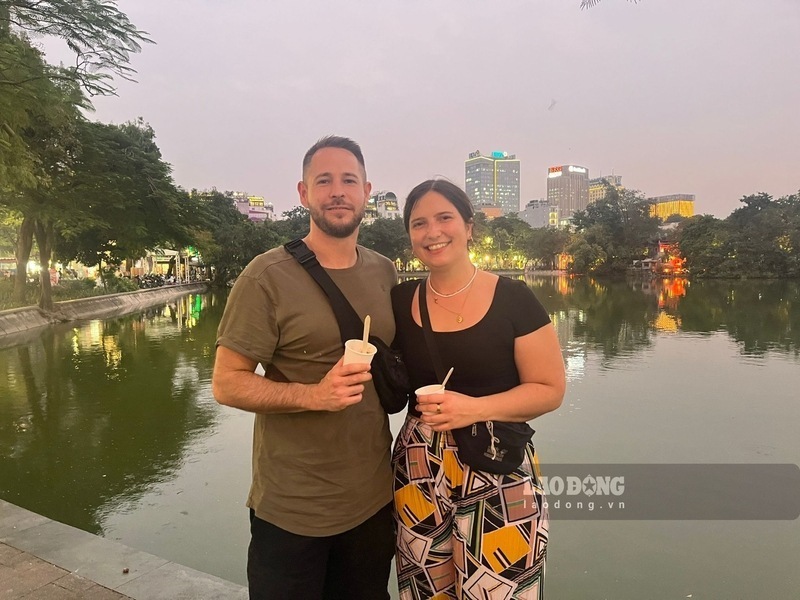 Hai du khach den tu Duc chia se com goi nho huong vi mua thu tai que nha cua ho. Ảnh: Tuong Vy