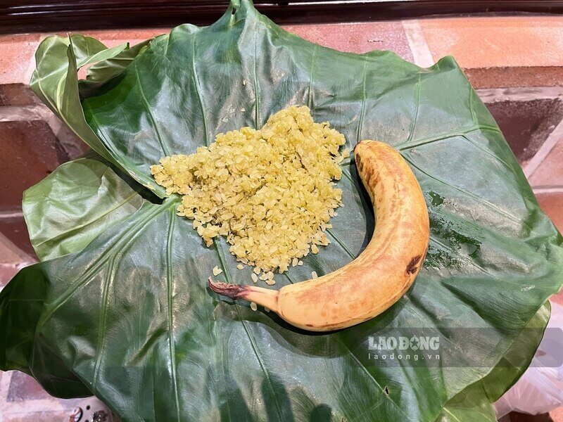 Nhieu du khach nuoc ngoai bat ngo vi mau sac xanh tu nhien hiem thay cua com. Ảnh: Tuong Vy