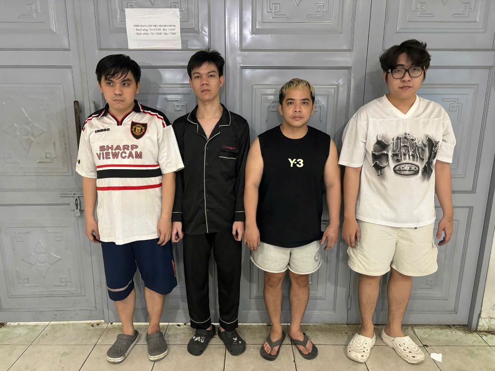 Các đối tượng bị Công an TPHCM bắt giữ để điều tra hành vi buôn bán  bóng cười . Ảnh: Công an