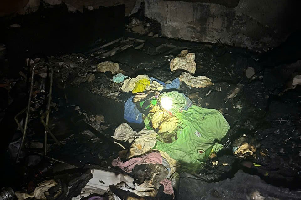 Hien truong vu chay tang 4 chung cu 15B Dong Quan, phuong Quan Hoa. Anh: Cong an Ha Noi