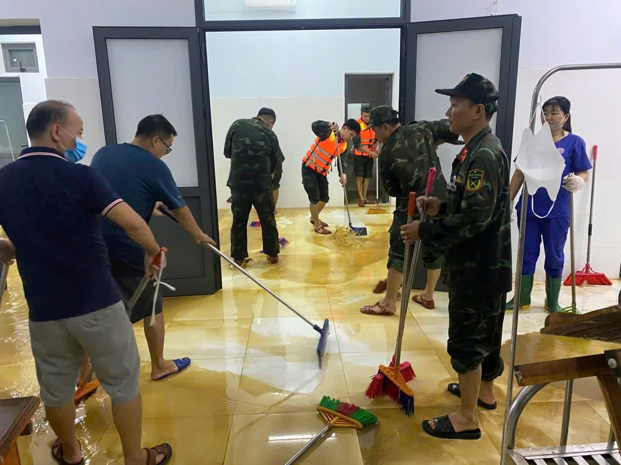 Luc luong vu trang tap trung uu tien don bun, tieu doc khu khuan tai Benh vien Da khoa Duy Xuyen (xa Nam Phuoc) va Benh vien Da khoa khu vuc Dien Ban. Anh: Khai Dang