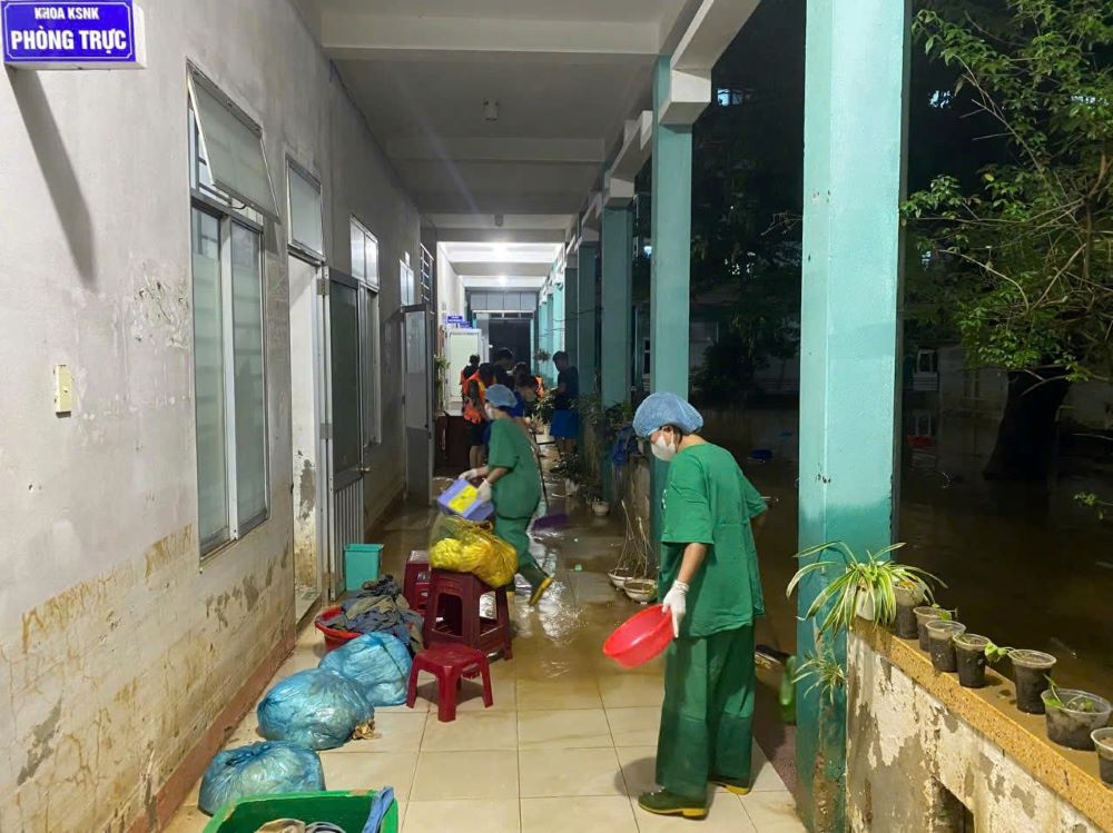 Luc luong vu trang Da Nang xuyen dem don bun, khu khuan benh vien sau lu. Anh: Khai Dang