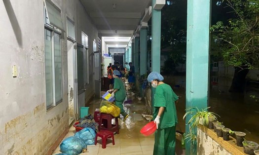 Lực lượng vũ trang Đà Nẵng xuyên đêm dọn bùn, khử khuẩn bệnh viện sau lũ. Ảnh: Khải Đăng