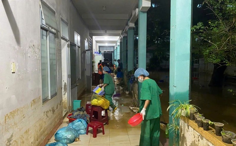 Da Nang armed forces spent the night cleaning up mud and disinfecting hospitals after the flood. Photo: Khai Dang