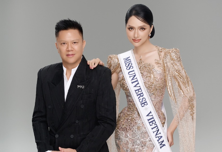 Valentin Tran - President of Miss Universe Vietnam took a photo with Huong Giang. Photo: Organizing Committee.