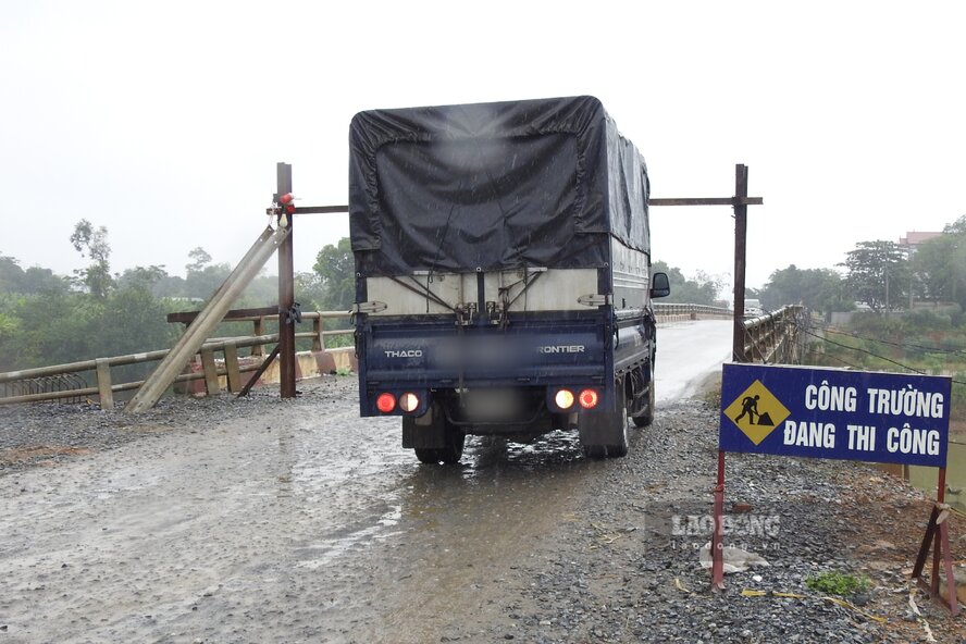 Mot chiec xe phai quay lai vi khong the di qua cau. Anh: To Cong.