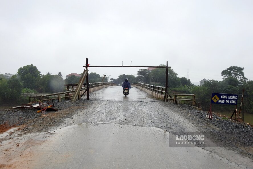 Hien, chi co oto duoi 7 cho ngoi va cac xe dap, xe may la co the di qua cau. Anh: To Cong