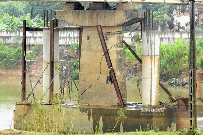 Viec thi cong tru cau duoi song chua the tien hanh vi muc nuoc song van o muc cao. Anh: To Cong.