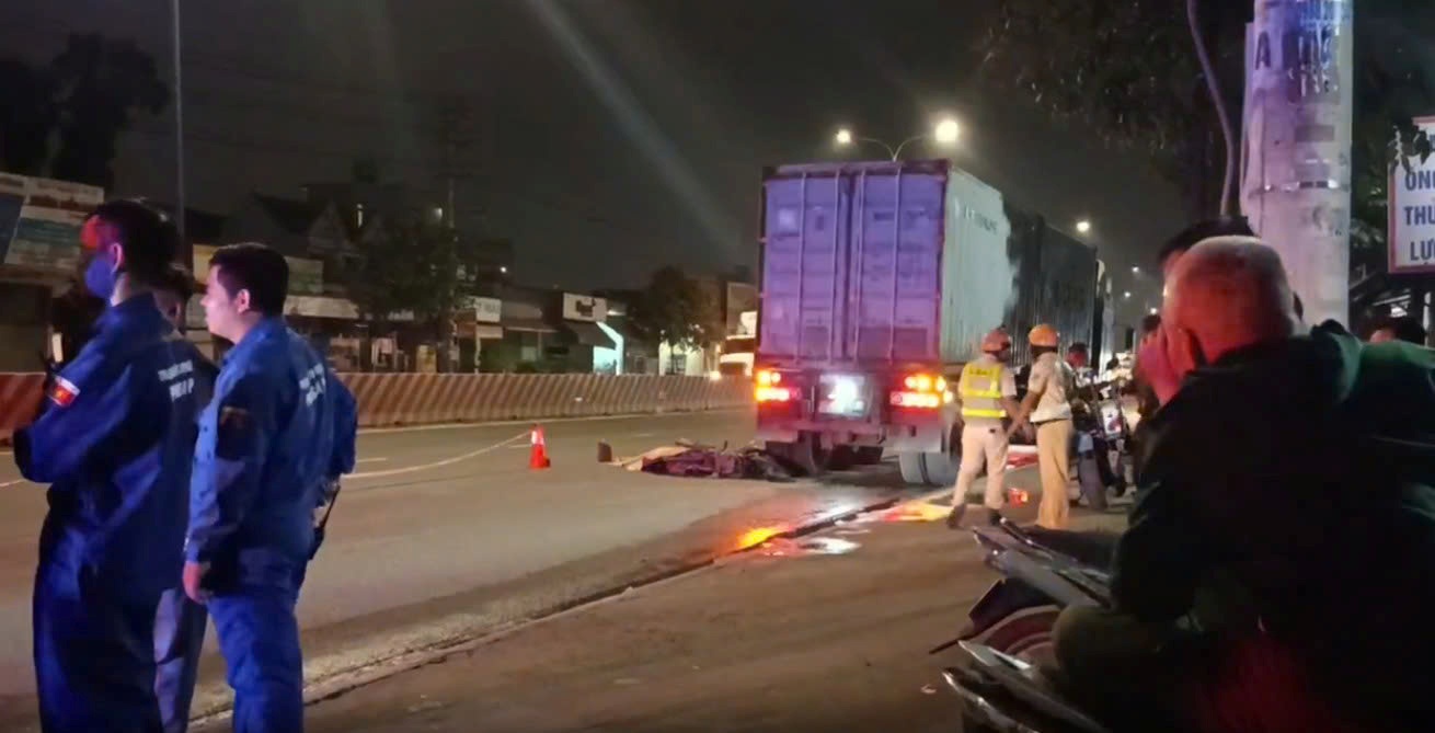 Cong an kham nghiem hien truong vu tai nan. Anh: Dinh Trong