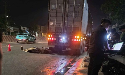 Hiện trường vụ tai nạn giữa xe máy và xe container khiến 1 người tử vong. Ảnh: Đình Trọng