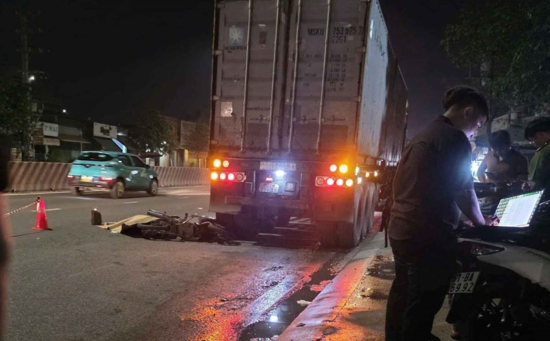 The scene of the accident between a motorbike and a container truck that killed 1 person. Photo: Dinh Trong