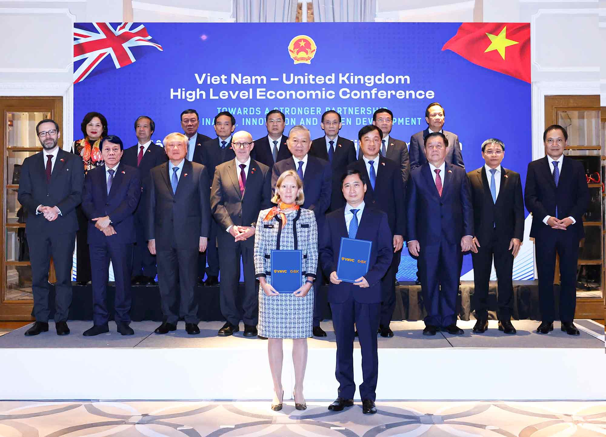 Tong Bi thu To Lam va Dac phai vien Thuong mai cua Chinh phu Anh Matt Western chung kien ong Ngo Chi Dung, Chu tich HDQT kiem Tong Giam doc Cong ty Vaccine Viet Nam VNVC va ba Kaja Natland, Pho Chu tich cap cao GSK vung chau A - Thai Binh Duong, khu vuc quoc te trao van kien hop tac. Anh: HTN