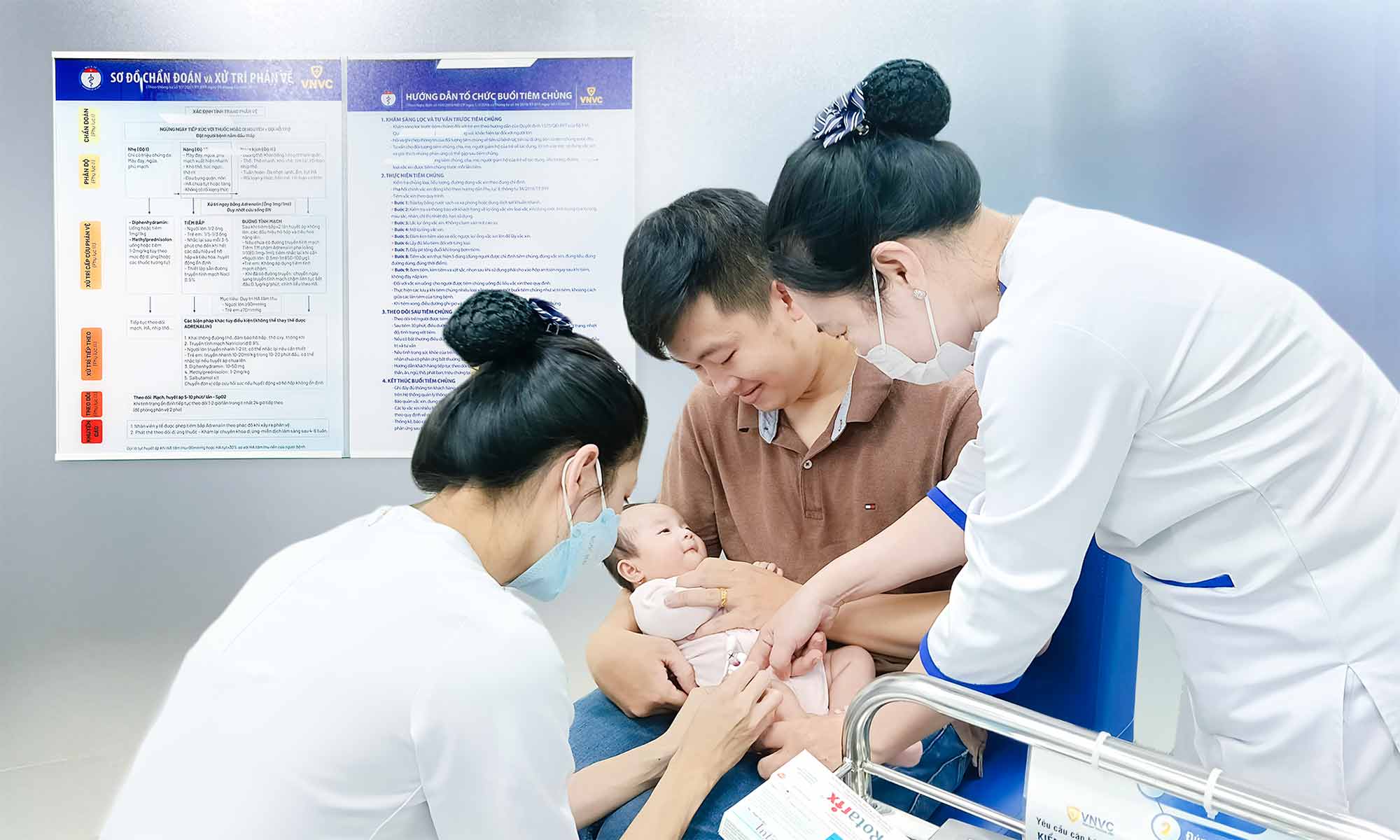 Tre nho duoc phu huynh dua den He thong Tiem chung VNVC tiem vaccine phong benh. Anh: Hoang Duong