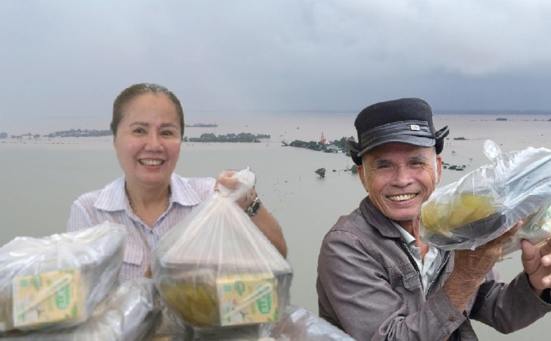 Flood-affected kitchens are turned off, charity kitchens are on fire to cook rice to provide meals for people. Photo: Hung Tho
