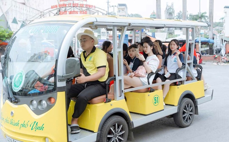 Electric cars at Bai Chay tourist area, Quang Ninh province. Photo: Nguyen Hung