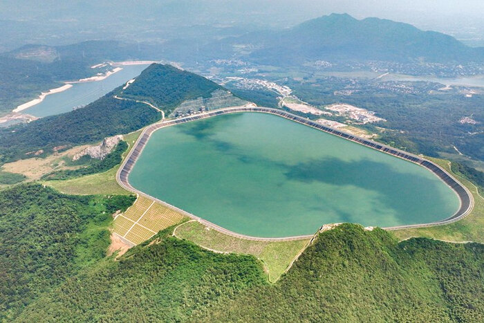 세계에서 가장 높은 댐이 있는 양력 발전소는 중국 장쑤성 장융 시에 위치해 있습니다. 사진: 신화통신