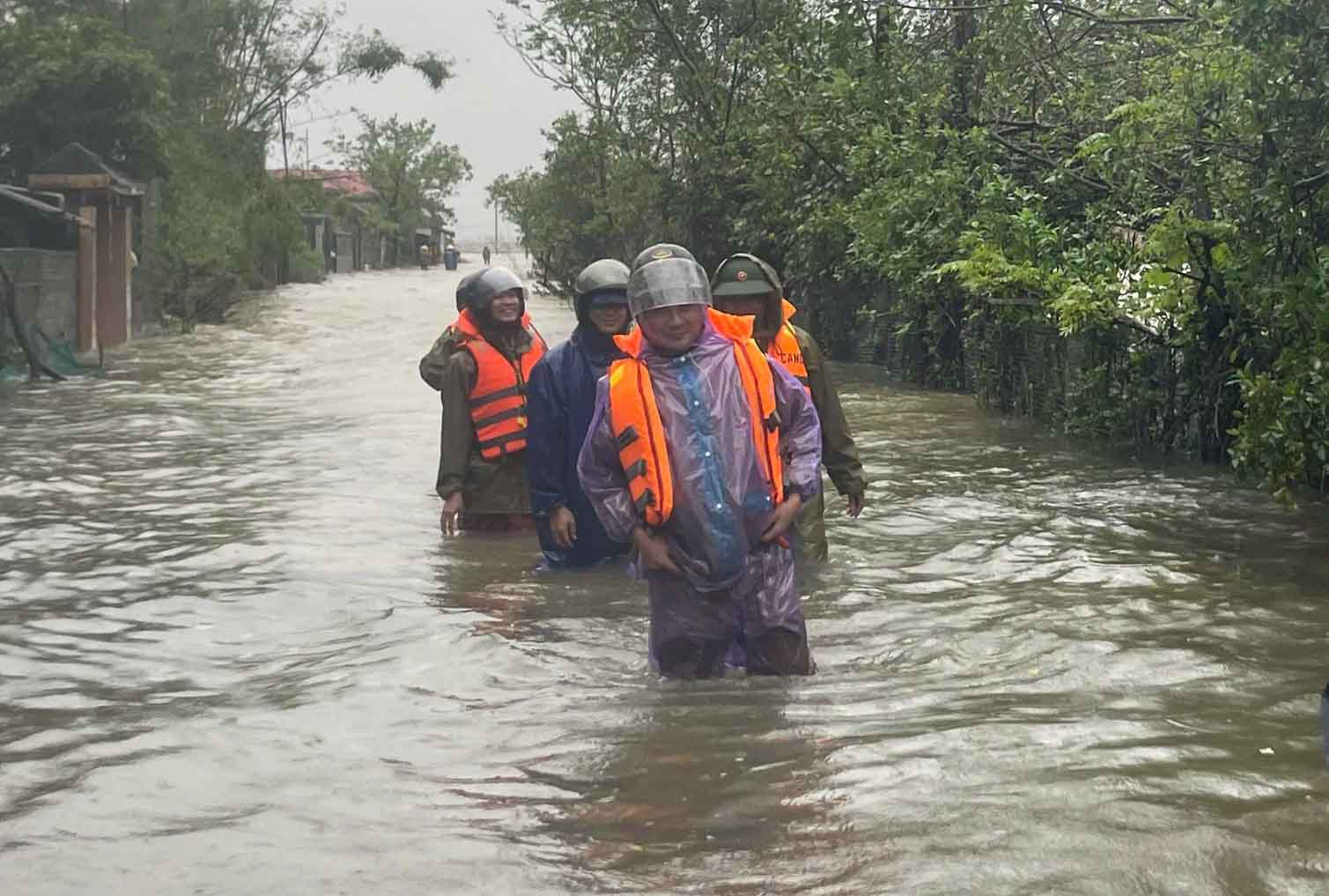 Ngap mot so tuyen duong o phuong Vung Ang. Anh: Cong an Ha Tinh.