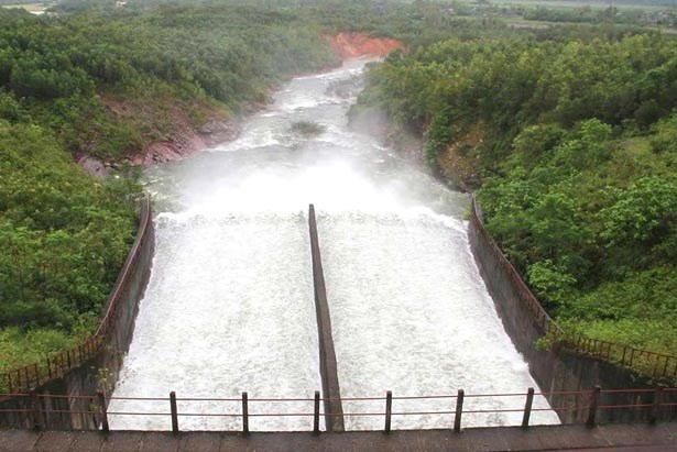 Since the morning of October 31, Ke Go Lake has increased its overflow flow to cope with rain and floods. Photo: Tran Tuan
