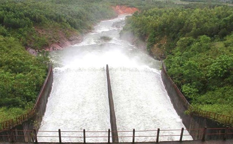 Since the morning of October 31, Ke Go Lake has increased its overflow flow to cope with rain and floods. Photo: Tran Tuan