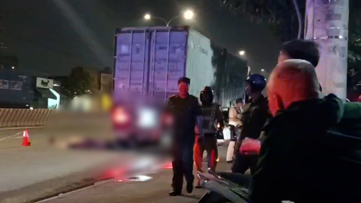 Scene of the motorbike and container truck accident in Ho Chi Minh City that killed 1 person. Photo: Dinh Trong