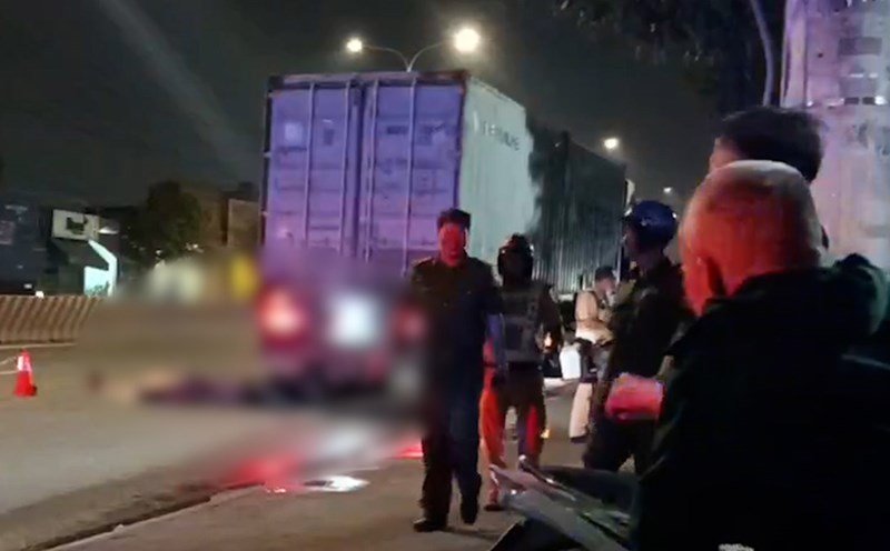 Scene of the motorbike and container truck accident in Ho Chi Minh City that killed 1 person. Photo: Dinh Trong