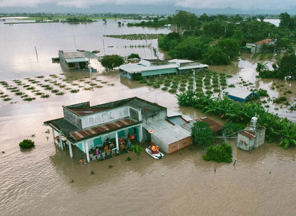 Dung cano vao cuu ho cac nha dan bi ngap. Anh: Duy Tuan