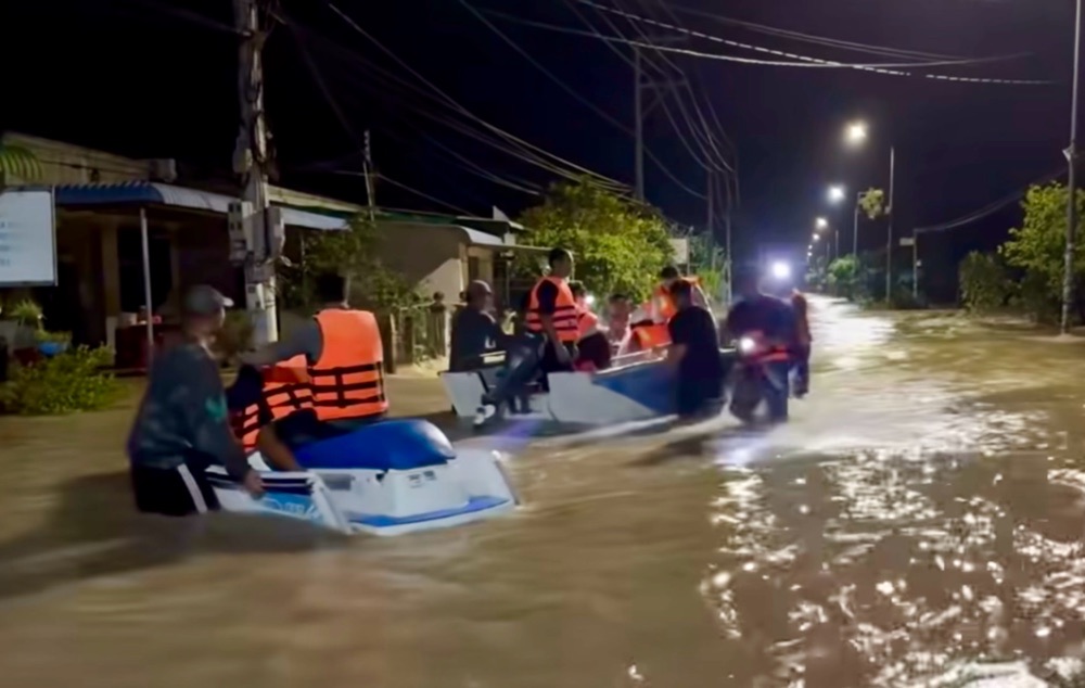 Nguoi dan duoc cano, moto nuoc cuu ho. Anh: Duy Tuan