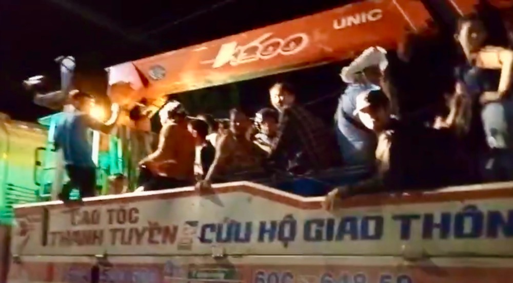 Xe cau ho tro cau cano va cuu ho nguoi dan. Anh: Duy Tuan